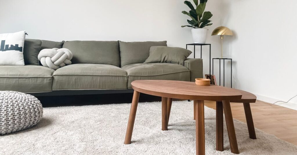 cuidar muebles sala color oscuro